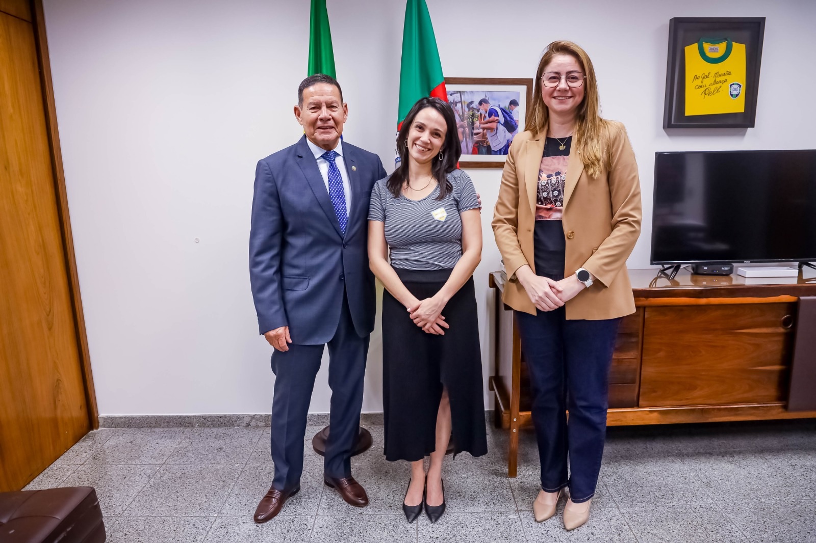 Presidente da AFAVIN se reúne com General Mourão para tratar de investimentos no setor vitivinícola de Farroupilha